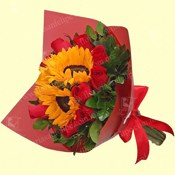 Bouquet Con 10 Rosas Rojas y 3 Girasoles en Papel Rojo